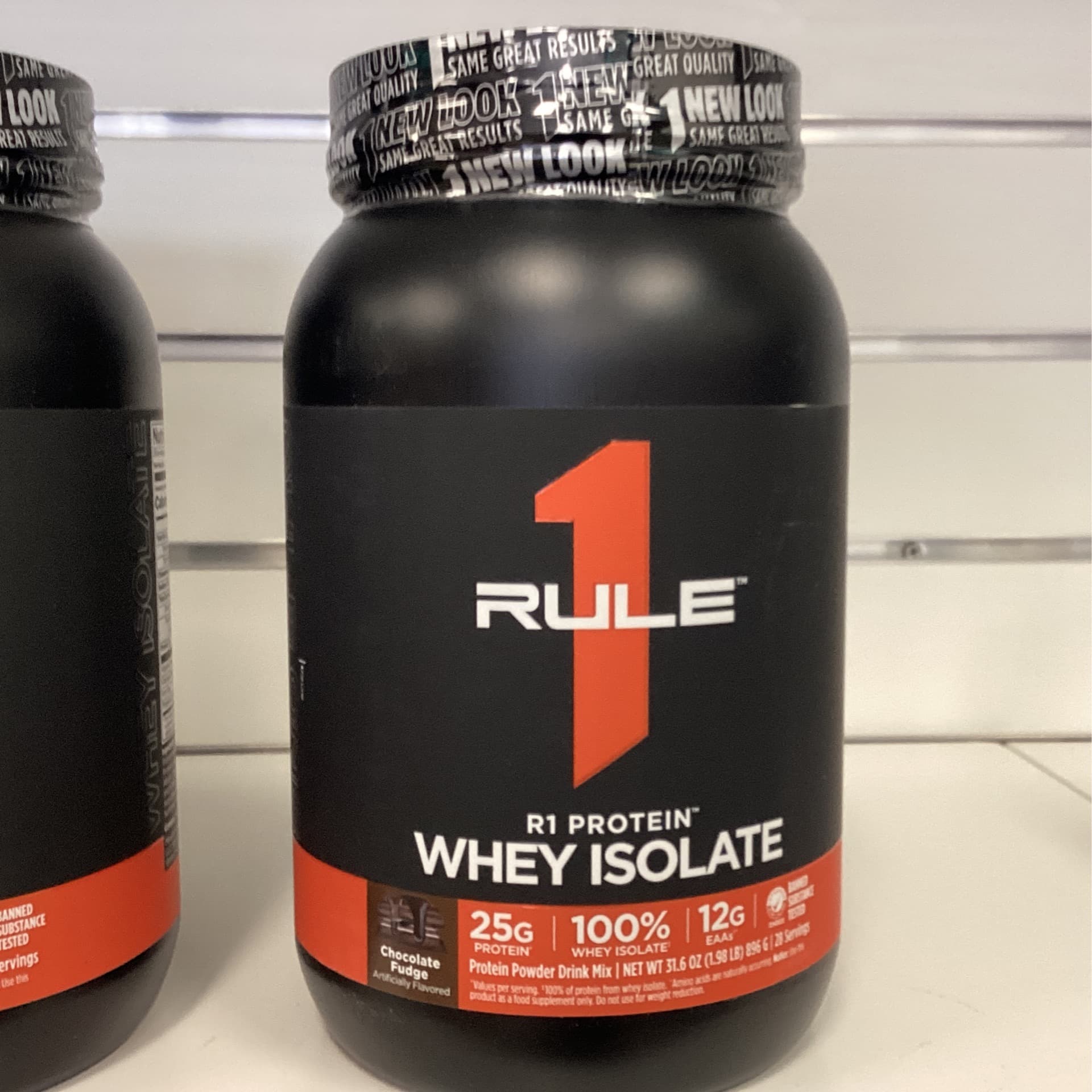 R1 PROTEIN WHEY ISOLATE 2LB CHOCOLATE FUDGE 28 SERV*